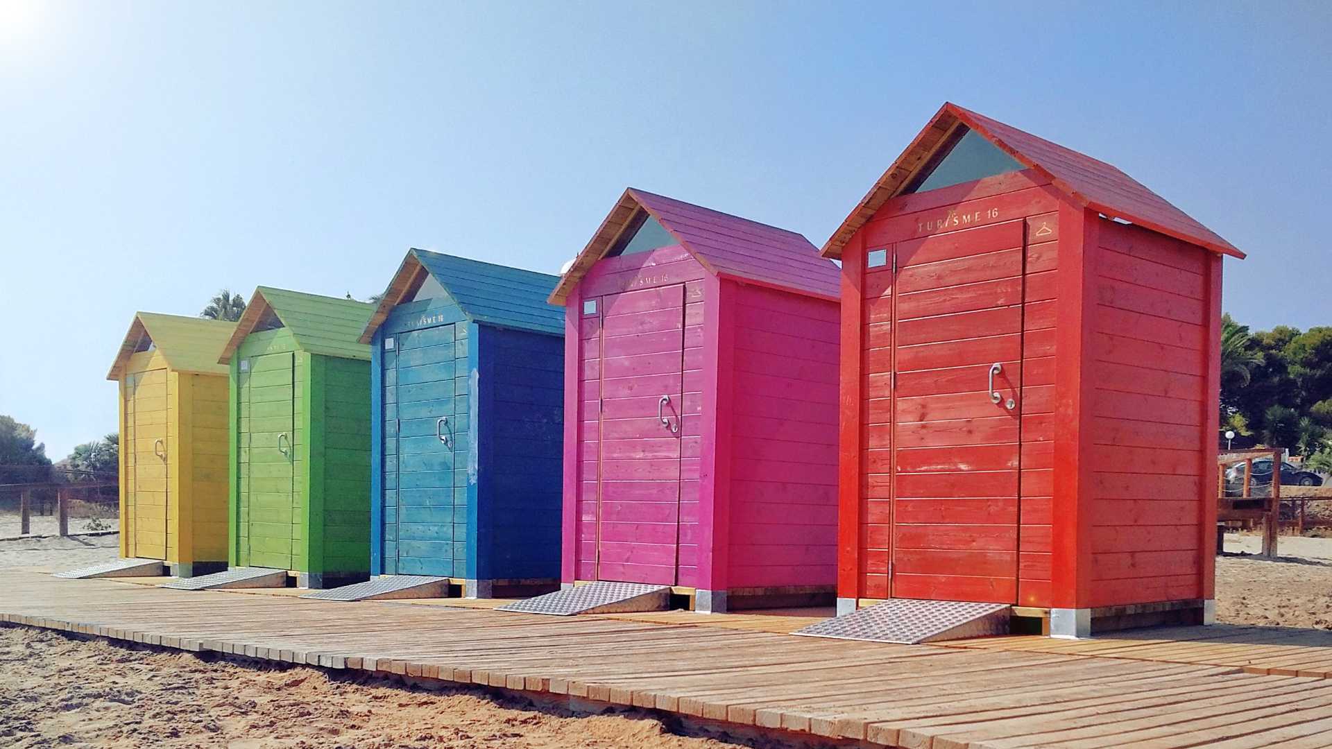 beach-huts-colourful